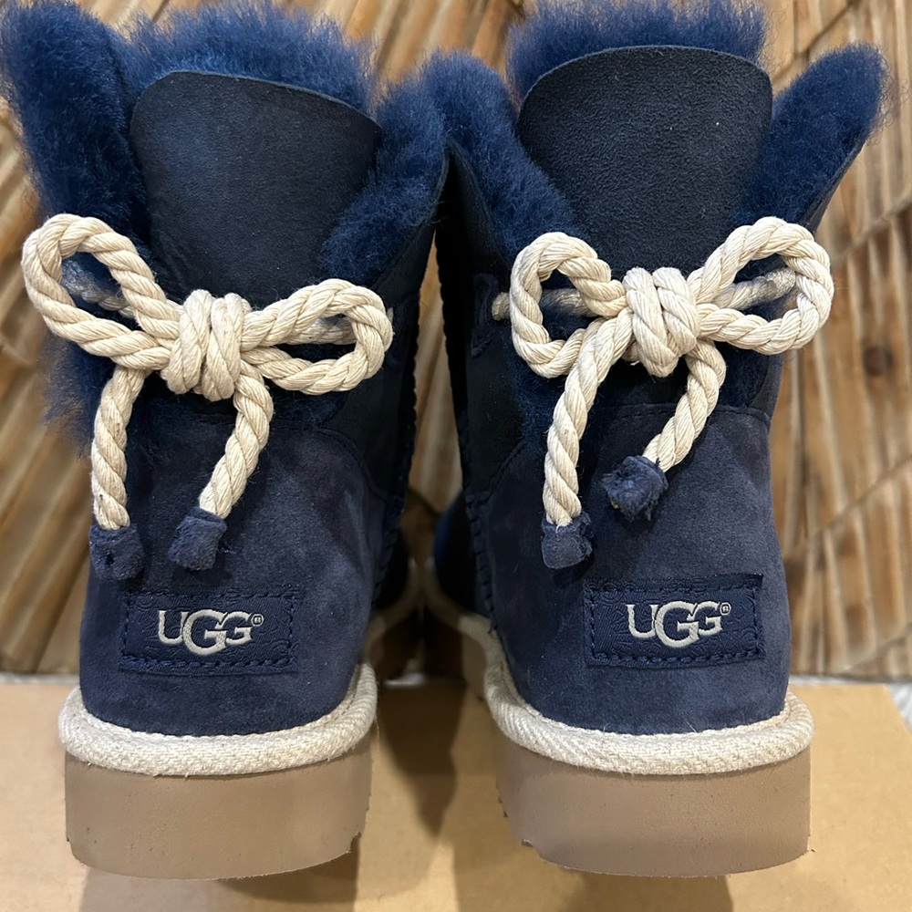 Classic Uggs W. Selene Women Sz. 7 (New)